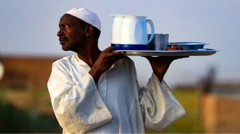 رمضان في السودان | الصائمون يحلّون صيامهم بعد الإفطار بمشروب "المر"