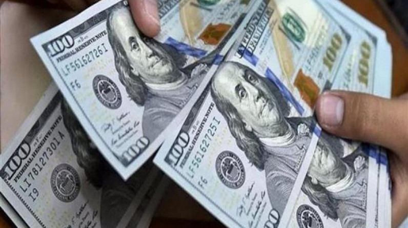 كارل تانينباوم يكتب: الدولار سيسقط من عرش العملات.. لماذا يبدو هذا التحليل مبالغًا فيه؟